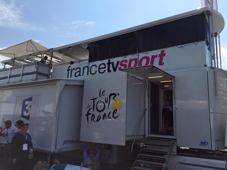 Os caminhões estúdio do canal francês FranceTVSport  foto: S.Garzelli