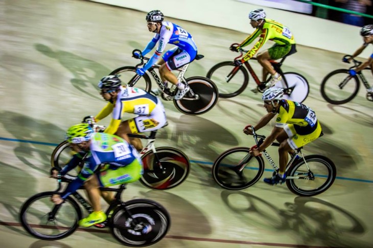 No velódromo de Maringá a disputa do Campeonato Brasileiro de Ciclismo de Pista  foto:Thiago Lemos/CBC
