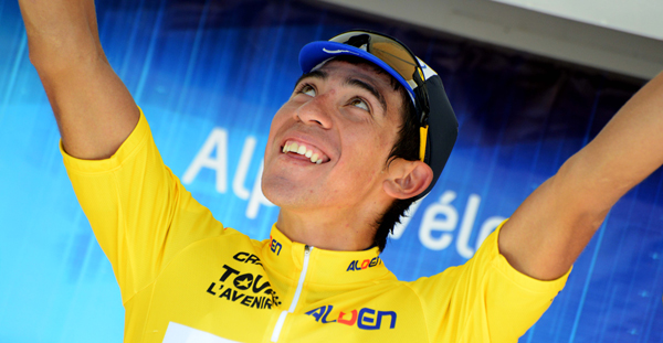 O chileno José Luis Rodrigues comemora a primeira camisa amarela para uma equipe do Centro Mundial de Ciclismo foto: James Startt/AgenceZoom