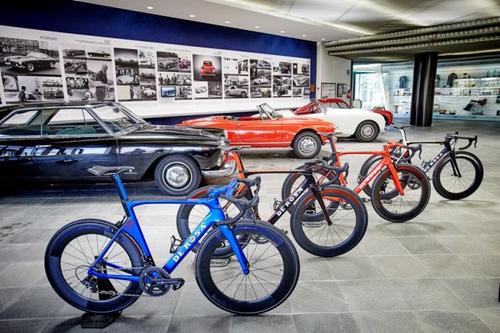 A De Rosa SK Pininfarina em exposição junto a clássicos do automobilismo desenhados pelo estúdio. foto: divulgação
