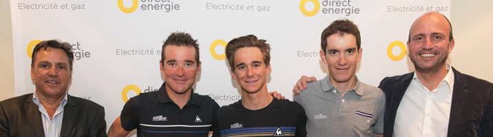 O diretor da equipe Jean-René Bernaudeau,  os ciclistas Thomas Voeckler, Bryan Coquard, Romain Sicard e o diretor da Direct Energie  Xavier Caïtucoli foto: divulgação