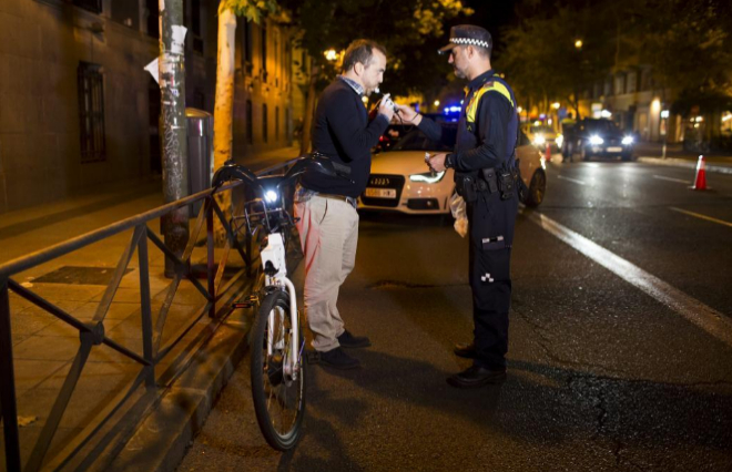 Em Madri o teste do bafômetro também está sendo aplicado aos ciclistas