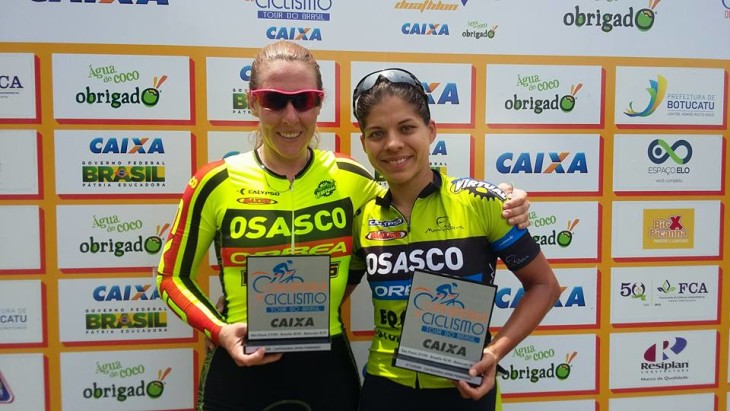 Gisele Gasparotto, campeã da elite feminina da Copa América de Ciclismo e Viviane Lourenço, vice-campeã da terceira etapa da competição