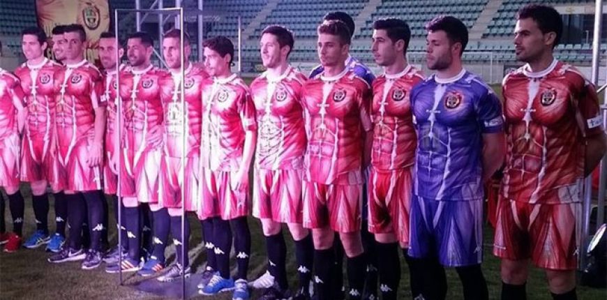 Badalado uniforme do Palencia da terceira divisão espanhola é inspirado em roupa usada por Mario Cipollini no prologo do Giro de 2001