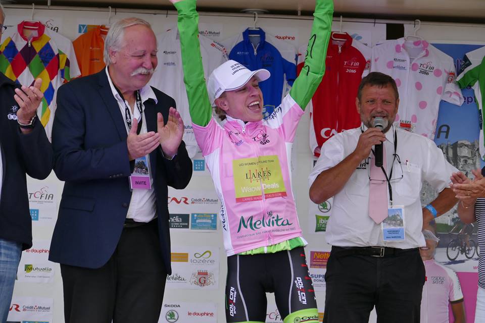 Com a vitória na 4ª etapa Flavia vestiu a camisa rosa de líder - foto: TFCIA