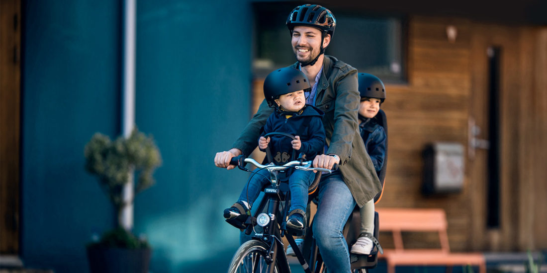 Motoristas adaptam seu comportamento ao realizar uma ultrapassagem e percebem o uso pelo ciclista de cadeirinhas para transporte de crianças - foto: divulgação