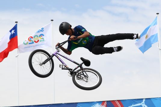 Gustavo Bala Loka conquista bronze inédito no BMX Freestyle dos