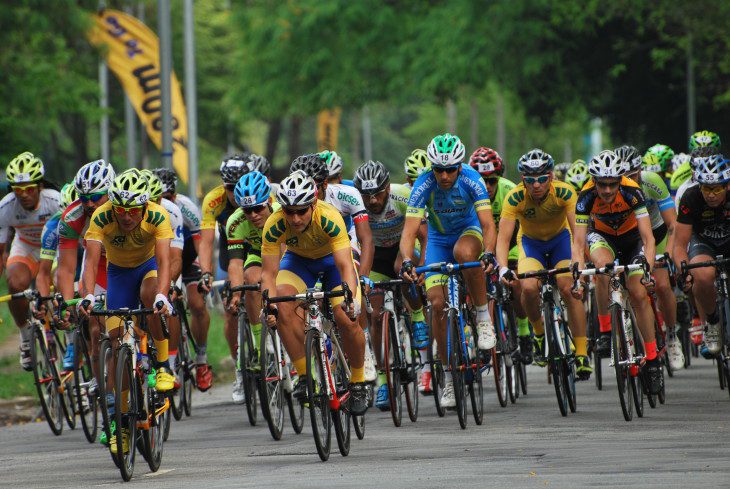 O pelotão rodou compacto praticamente durante toda a prova Foto: George Panara/MundoBici©