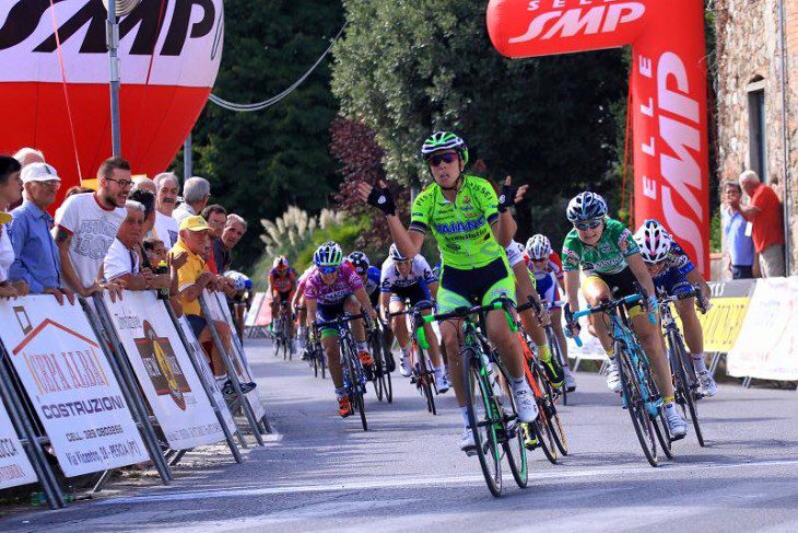 Marta Bastianelli supera as adversárias na chegada a Segromigno in Piano -