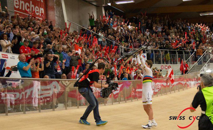 Stefan Küng comemora a vitória na perseguição individual junto à sua torcida