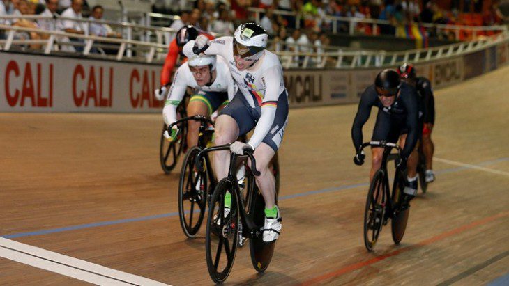 O alemão Joachim Eilers comemora a vitória no Keirin
